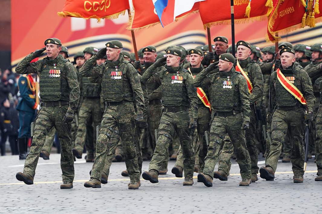 Идут участники специальной военной операции под знаменами боевых частей, освобождавших Донецк, Запорожье, Николаев и Одессу