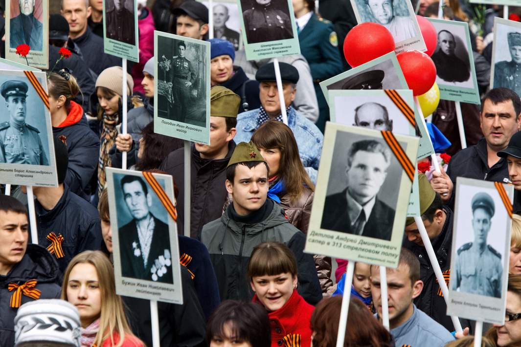 Участники акции «Бессмертный полк» во время шествия, посвященного 67-летию Победы в Великой Отечественной войне по проспекту Ленина в Томске, 2012 год