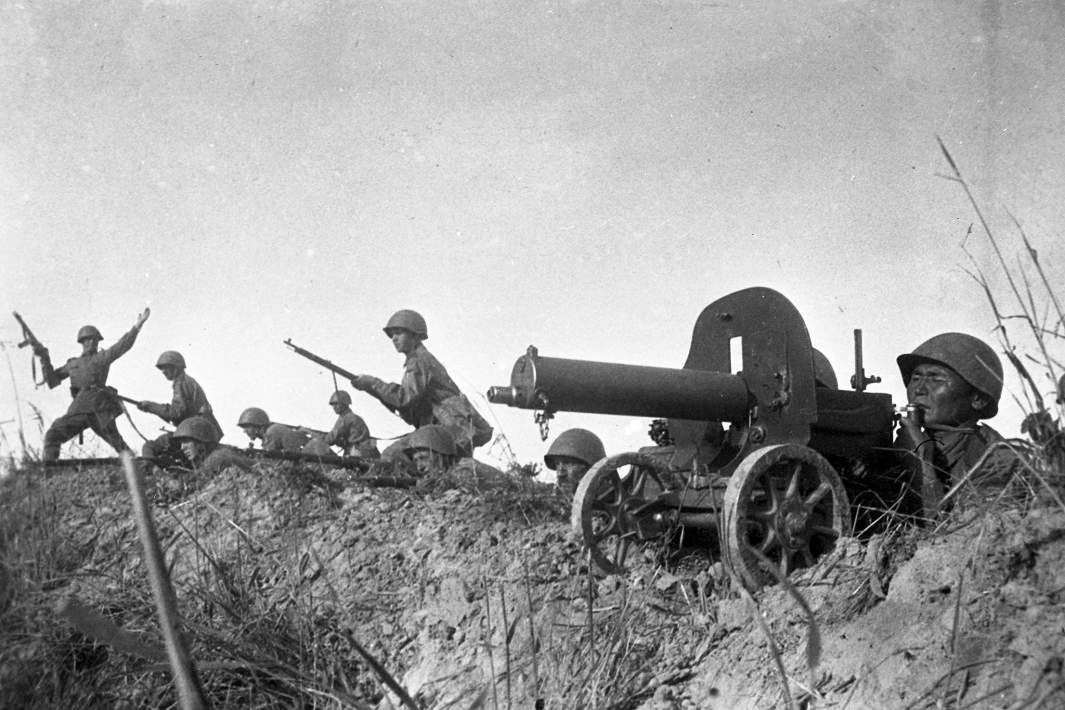 Смоленская стратегическая наступательная операция. Калининский фронт. Командир роты поднимает бойцов в атаку, август 1943 года