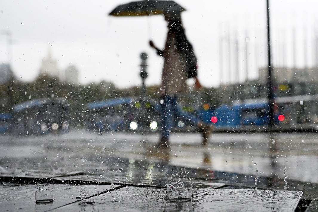капли дождя дождь погода девушка идет с зонтом