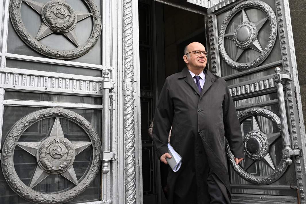 Посол Франции в России Пьер Леви покидает Министерство иностранных дел РФ, 6 мая 2024 года