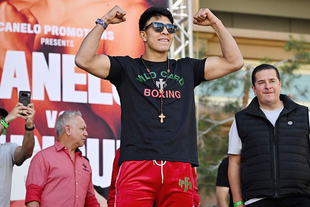 Мексиканский боксер Хайме Мунгия на взвешивании