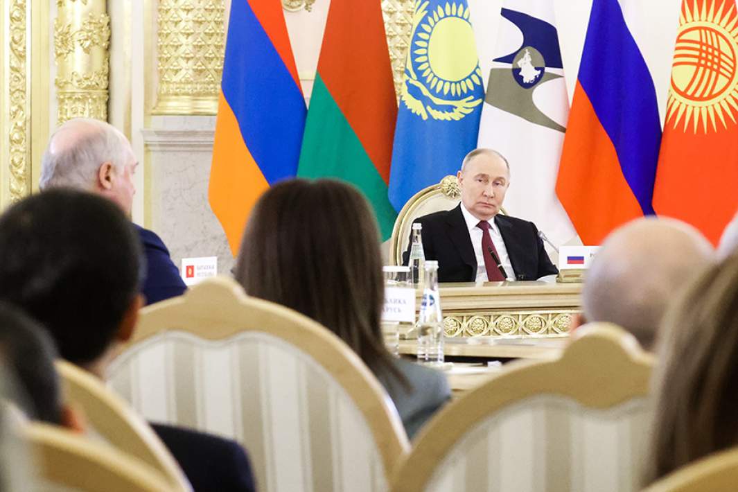 Владимир Путин во время заседания Высшего Евразийского экономического совета (ЕАЭС) в расширенном составе в Кремле
