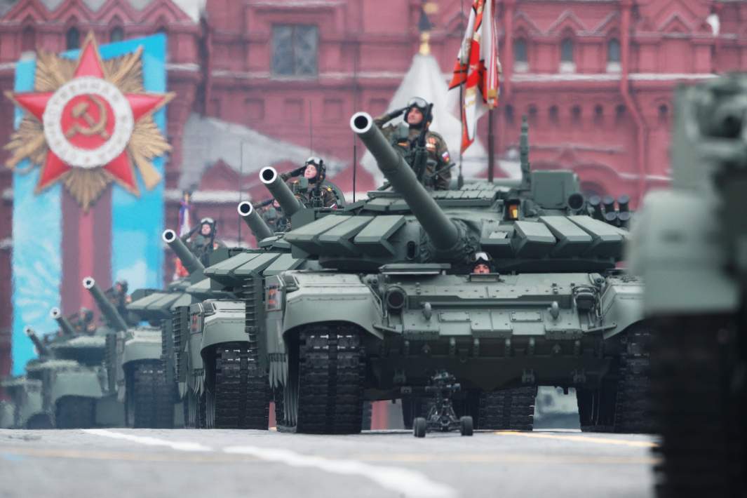 танки на параде в честь дня победы на красной площади в москве