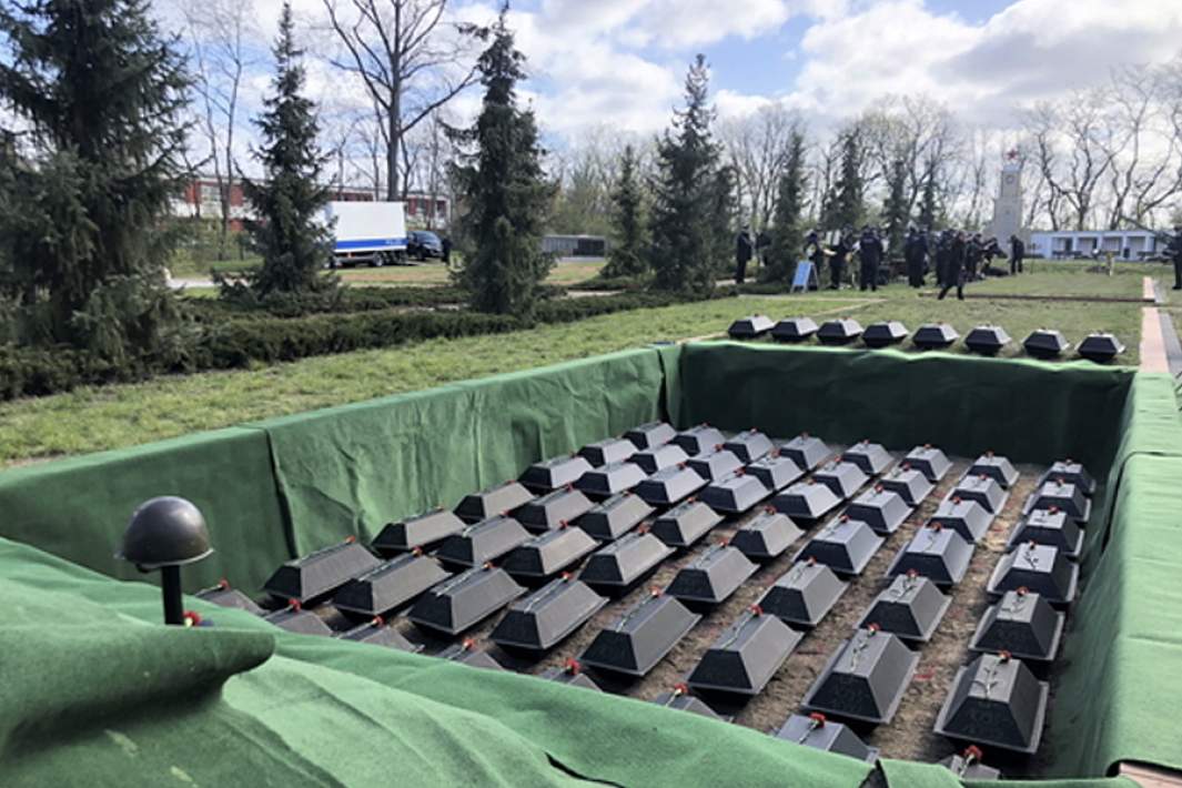 Захоронение останков советских солдат на военном кладбище в Лесбусе
