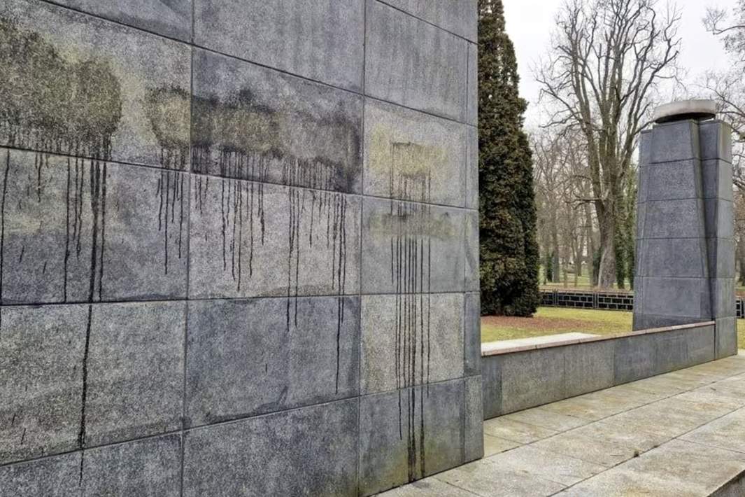 Оскверненный мемориал павшим советским воинам в Пренцлау, ФРГ, март 2024 года