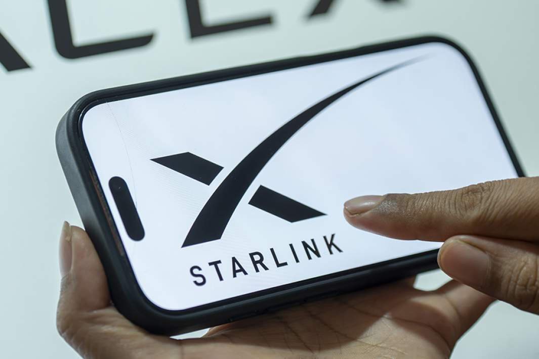 Смартфон с изображением Starlink
