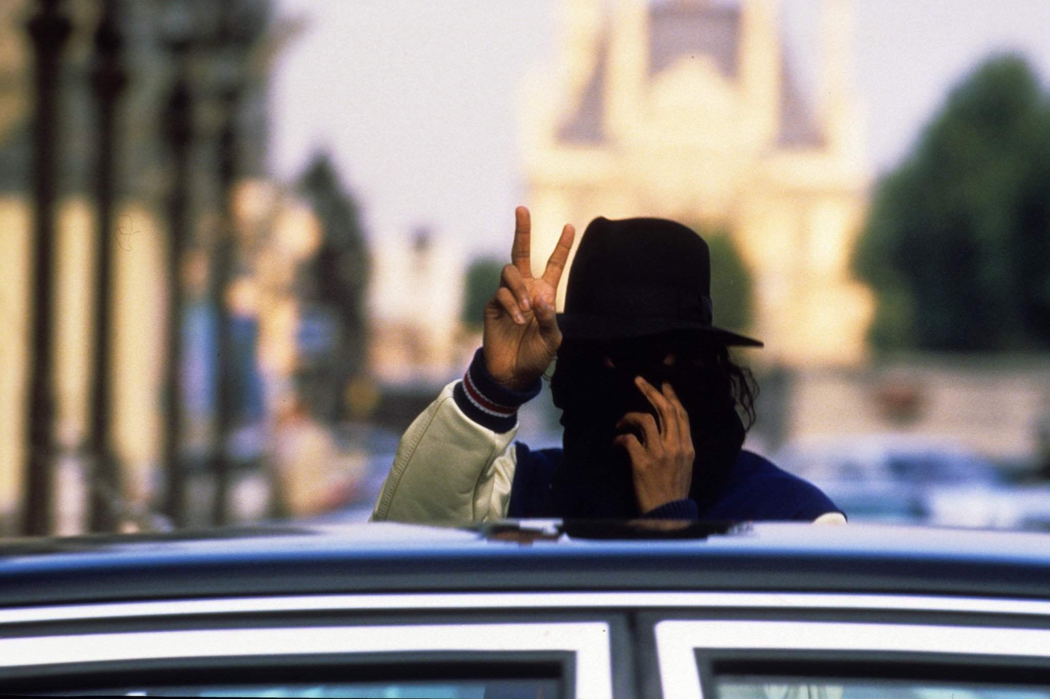 Майкл Джексон на улице