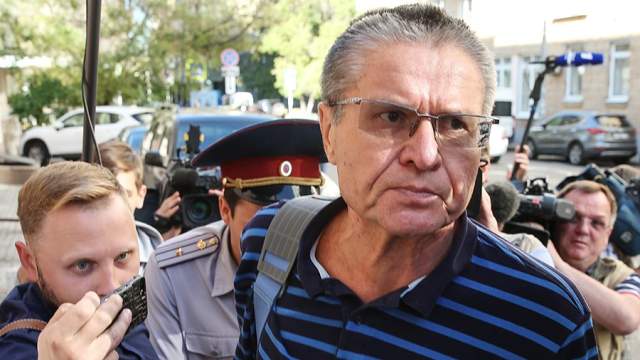 Суд отказал юристам Улюкаева и не вернул дело экс-министра в прокуратуру Суд отказал юристам Улюкаева и не вернул дело экс-министра в прокуратуру