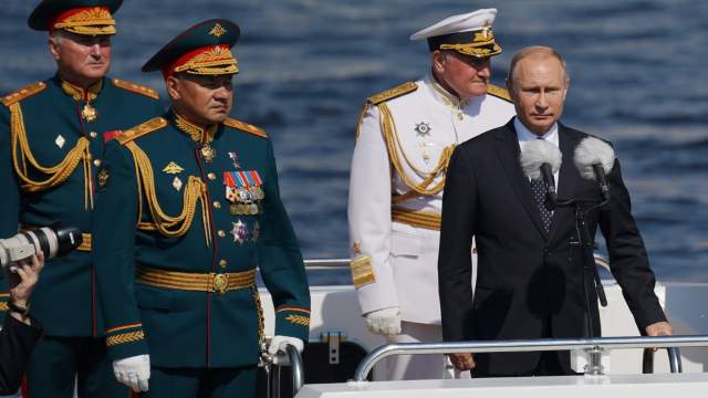 Медведев поздравил россиян с Днем Военно-морского флота
