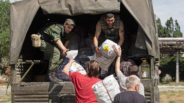 Украина. Луганская область. Северодонецк. Военнослужащие ЛНР помогают мирным жителям во время эвакуации с территории завода "Азот". Эвакуация стала возможной после того, как территория предприятия полностью перешла под контроль сил ЛНР и России. В ответ на обращение руководителей республик Донбасса с просьбой о помощи Вооруженные силы РФ проводят специальную военную операцию на Украине