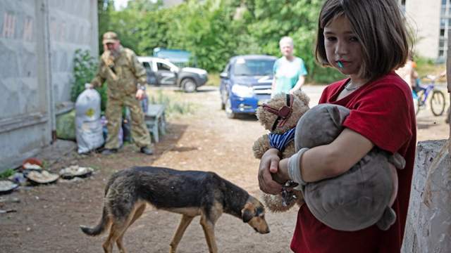 Украина. Луганская область. Северодонецк. Мирные жители во время эвакуации с территории завода "Азот". Эвакуация стала возможной после того, как территория предприятия полностью перешла под контроль сил ЛНР и России. В ответ на обращение руководителей республик Донбасса с просьбой о помощи Вооруженные силы РФ проводят специальную военную операцию на Украине