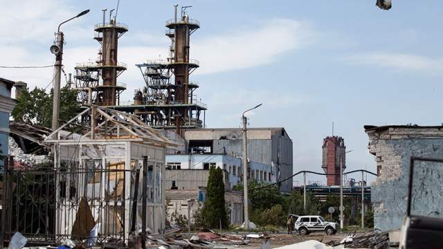 Украина. Луганская область. Северодонецк. Вид на территорию завода "Азот", где продолжается эвакуация мирных жителей. Эвакуация стала возможной после того, как территория предприятия полностью перешла под контроль сил ЛНР и России. В ответ на обращение руководителей республик Донбасса с просьбой о помощи Вооруженные силы РФ проводят специальную военную операцию на Украине