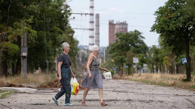 Украина. Луганская область. Северодонецк. Женщины недалеко от завода "Азот", где продолжается эвакуация мирных жителей. Эвакуация стала возможной после того, как территория предприятия полностью перешла под контроль сил ЛНР и России. В ответ на обращение руководителей республик Донбасса с просьбой о помощи Вооруженные силы РФ проводят специальную военную операцию на Украине