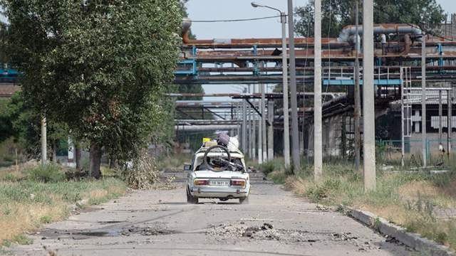 Украина. Луганская область. Северодонецк. Автомобиль с мирными жителями во время эвакуации с территории завода "Азот". Эвакуация стала возможной после того, как территория предприятия полностью перешла под контроль сил ЛНР и России. В ответ на обращение руководителей республик Донбасса с просьбой о помощи Вооруженные силы РФ проводят специальную военную операцию на Украине
