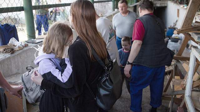 Украина. Луганская область. Северодонецк. Мирные жители во время эвакуации с территории завода "Азот". Эвакуация стала возможной после того, как территория предприятия полностью перешла под контроль сил ЛНР и России. В ответ на обращение руководителей республик Донбасса с просьбой о помощи Вооруженные силы РФ проводят специальную военную операцию на Украине