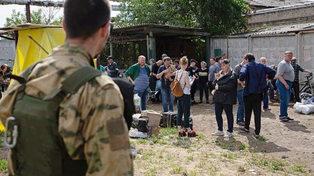 Украина. Луганская область. Северодонецк. Командир батальона территориальной обороны Народной милиции ЛНР с позывным "Белый" и мирные жители во время эвакуации с территории завода "Азот". Эвакуация стала возможной после того, как территория предприятия полностью перешла под контроль сил ЛНР и России. В ответ на обращение руководителей республик Донбасса с просьбой о помощи Вооруженные силы РФ проводят специальную военную операцию на Украине