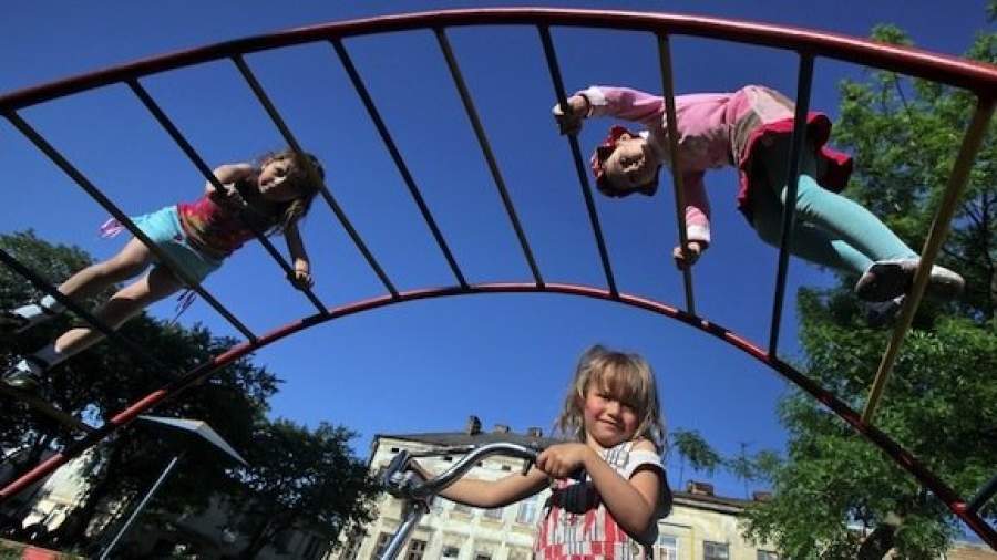 Детские площадки в Москве станут металлическими