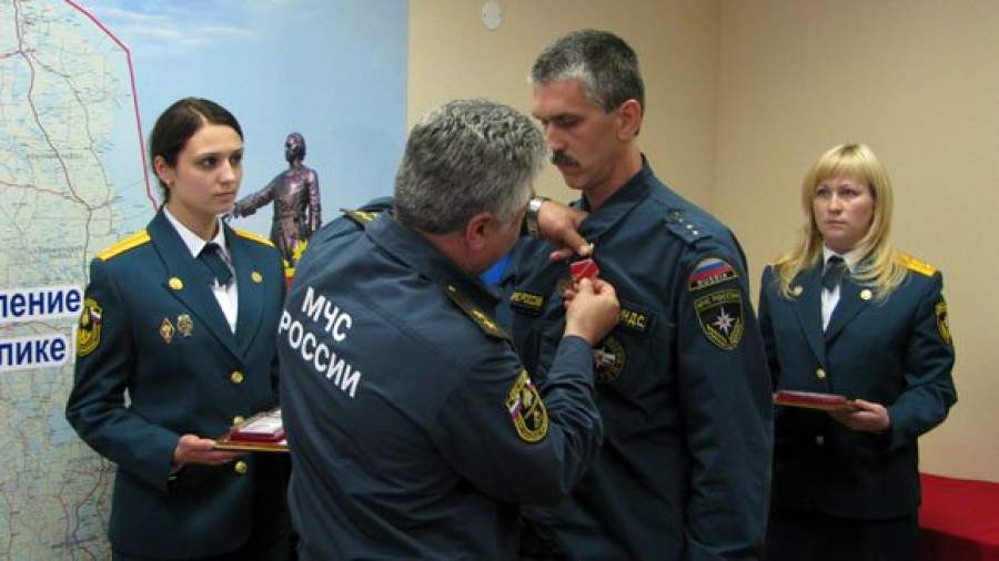 Героям, тушившим Ту-134, вручили медали
