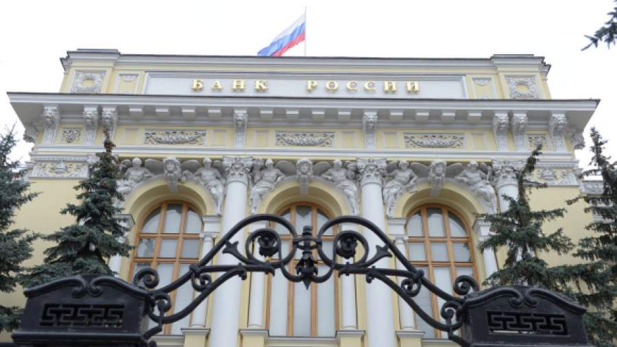 ЦБ запретил банкам выдавать украинцам деньги по справкам беженца