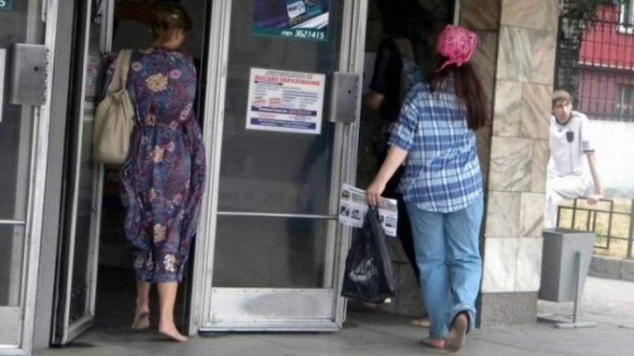 Мэра просят разрешить ходить в метро босиком