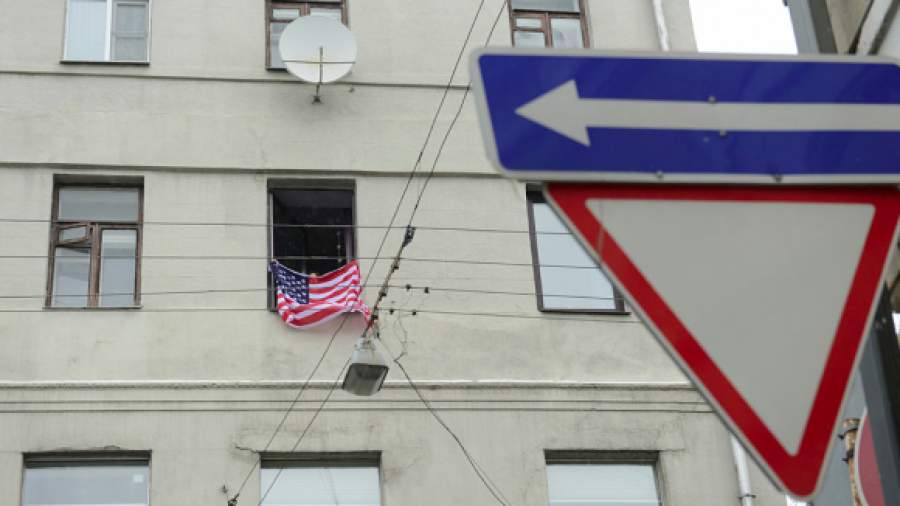 Почти половина граждан считают, что Запад видит в России конкурента