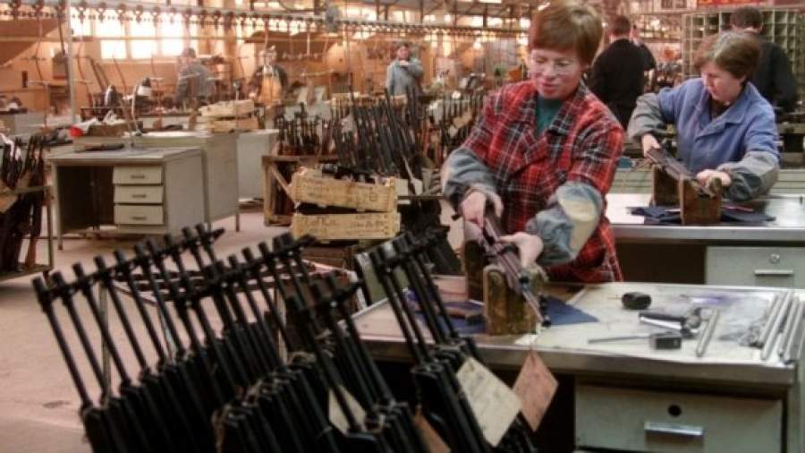 Американские магазины переходят на «калашниковы» из третьих стран