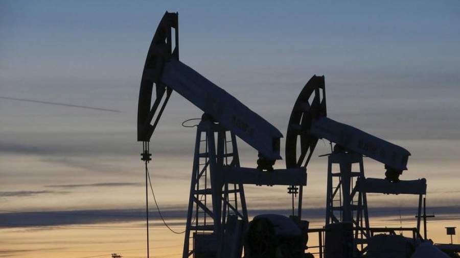 Россия сокращает добычу нефти с опережением графика