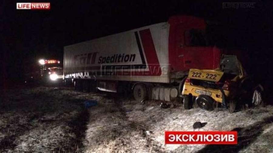 В Калмыкии в ДТП с фурой погибли трое граждан Анголы и водитель такси