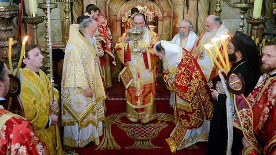 Патриарх помолился в местах рождения и смерти Христа