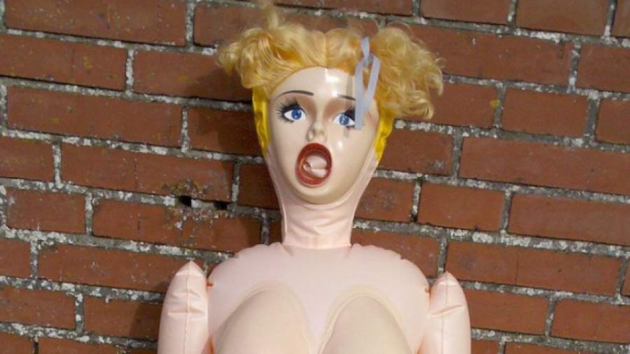 Российский изобретатель придумал бомбить врагов секс-куклами.
