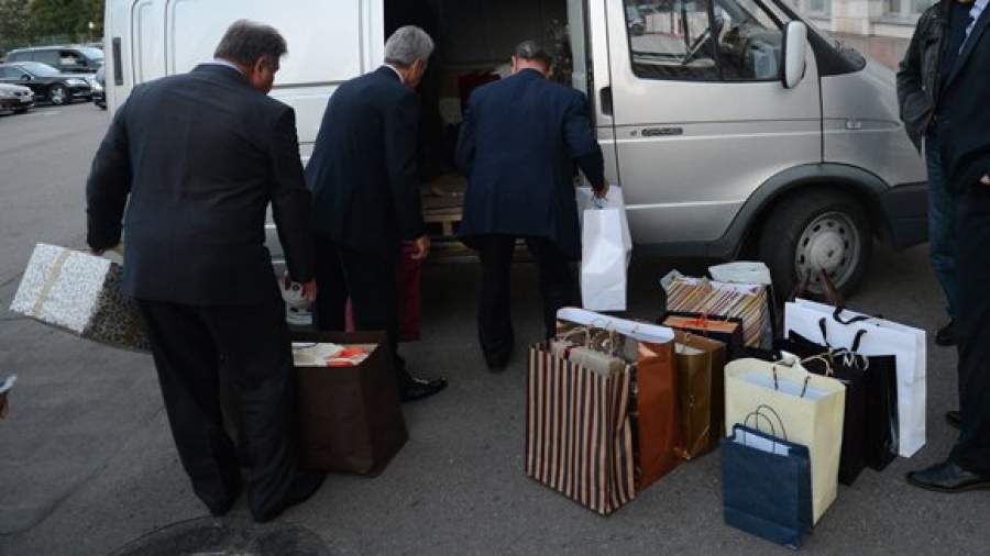 Минтруд запретил чиновникам не только получать, но и дарить подарки
