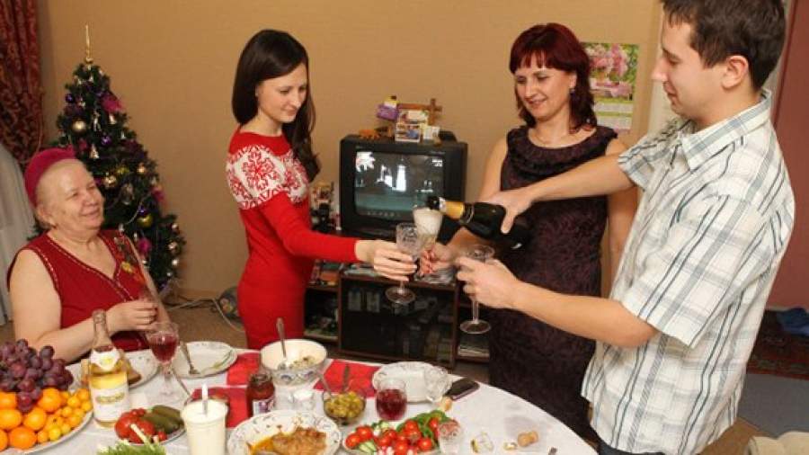 Большинство россиян отмечают Новый год дома и любят дарить подарки