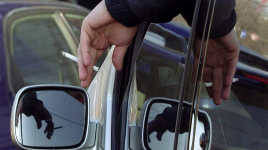 Автомобилистов хотят штрафовать за выброшенные из окон окурки