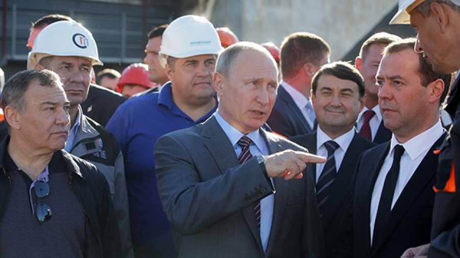 Путин потребовал не осваивать средства, а строить дороги