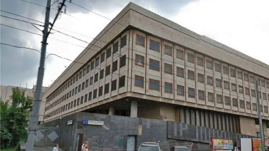 Вексельберг вышел из здания на Красной Пресне