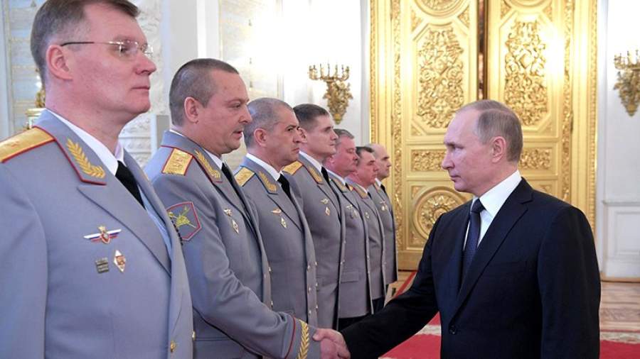 Владимир Путин повысил в звании участников военной операции в Сирии