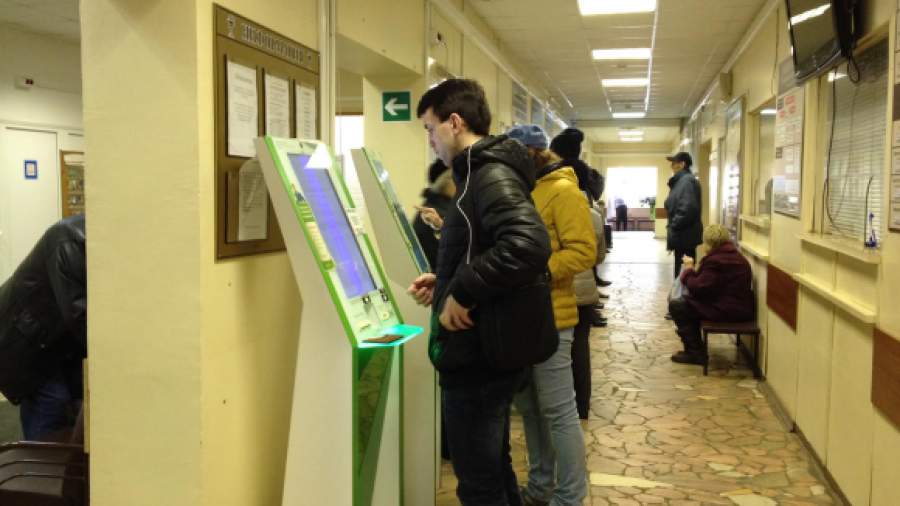 Поликлиники утром и вечером будут принимать только работающих