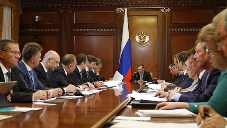 Медведев призвал начать расчистку мусорных полигонов