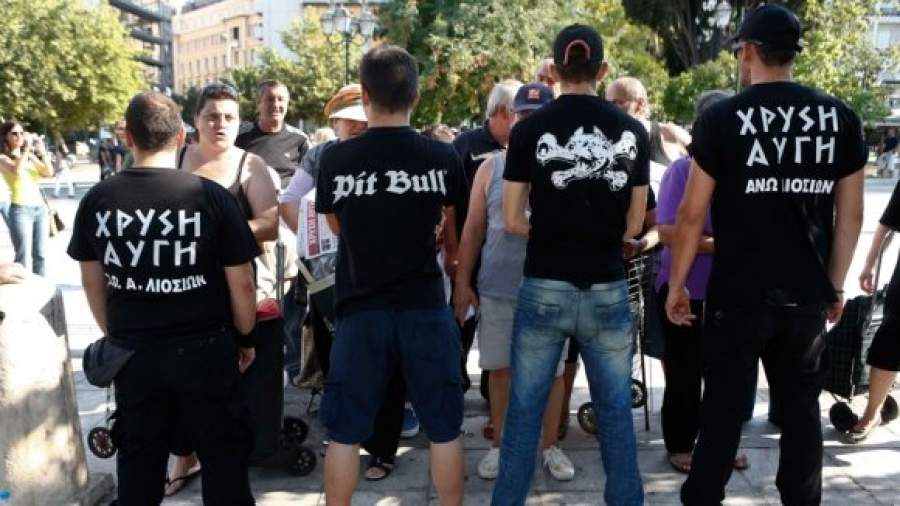 Греческие националисты раздают еду по паспортам