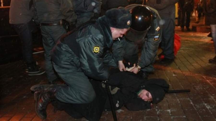 Полиция разгонит фанатов и митингующих мощными электрошокерами