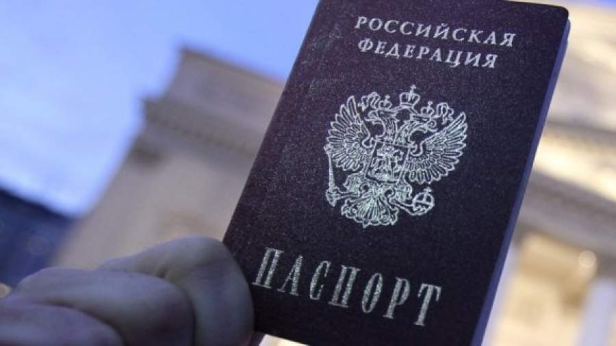 Российские добровольцы выехали в Крым раздавать паспорта