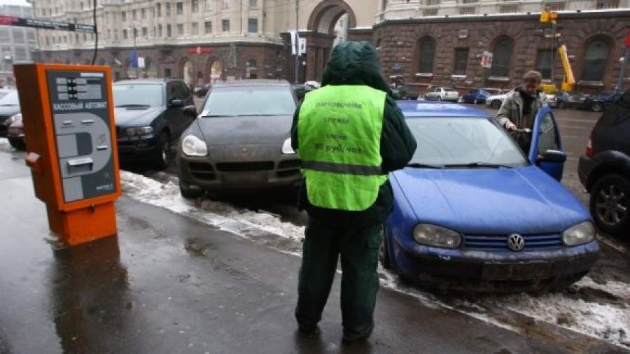 За парковку в центре столицы начнут брать