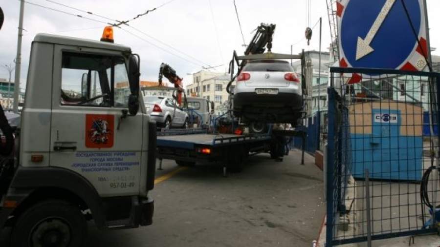 Московских водителей предупредят об эвакуации их авто