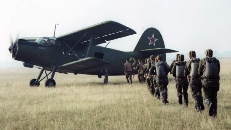Военных летчиков заставят прыгать с парашютом