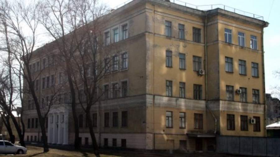 Проректор Полярной академии вышел из суда на работу