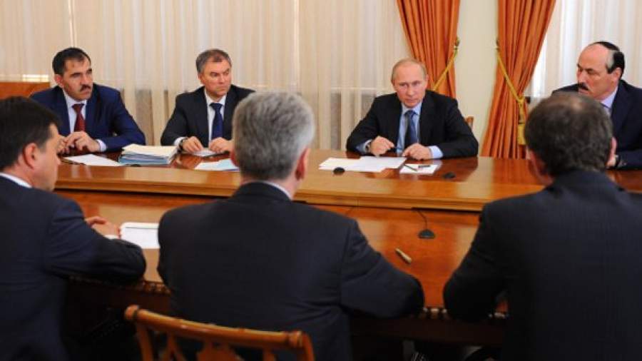 Путин не хочет, чтобы главы регионов хлопали друг друга по плечам
