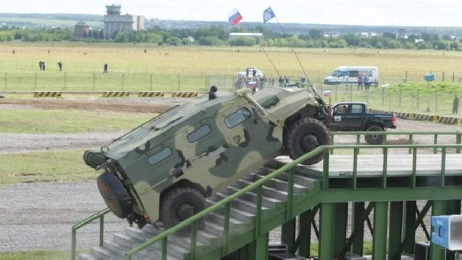 Чиновников снова хотят посадить на российские автомобили