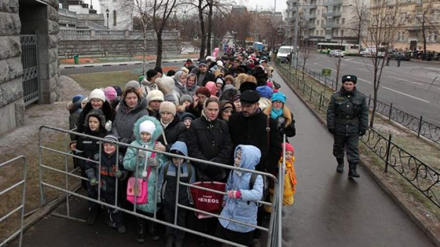 Очередь в храм Христа Спасителя растянулась на сутки