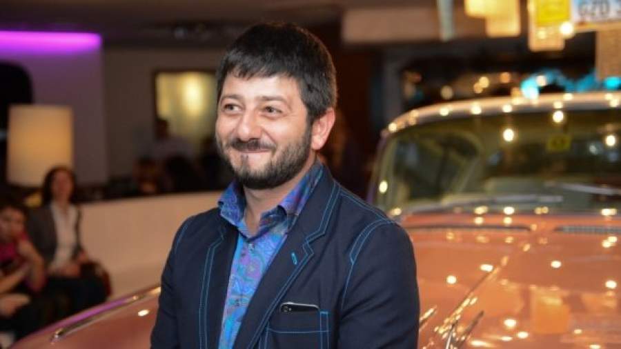Михаил Галустян: «Я играю человека, плохо играющего Элвиса Пресли»